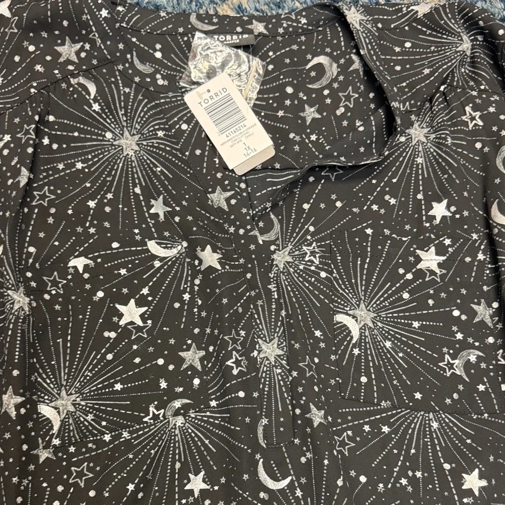 NEW Torrid Black and Silver star chiffon tunic roll-tab blouse size 1X(14-16) - Picture 4 of 14